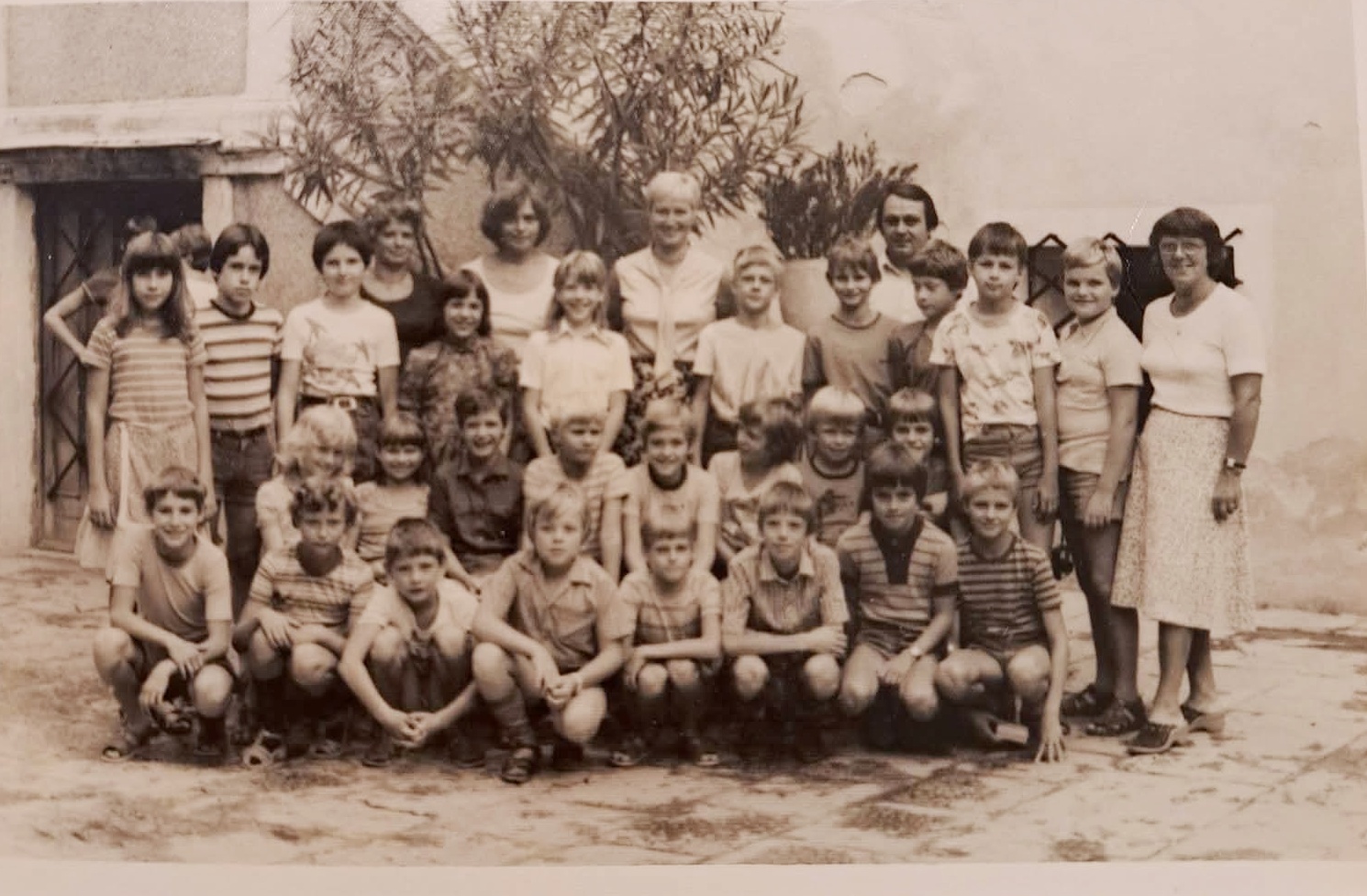 Wer gehört wohl zu diesem Gruppenbild?
