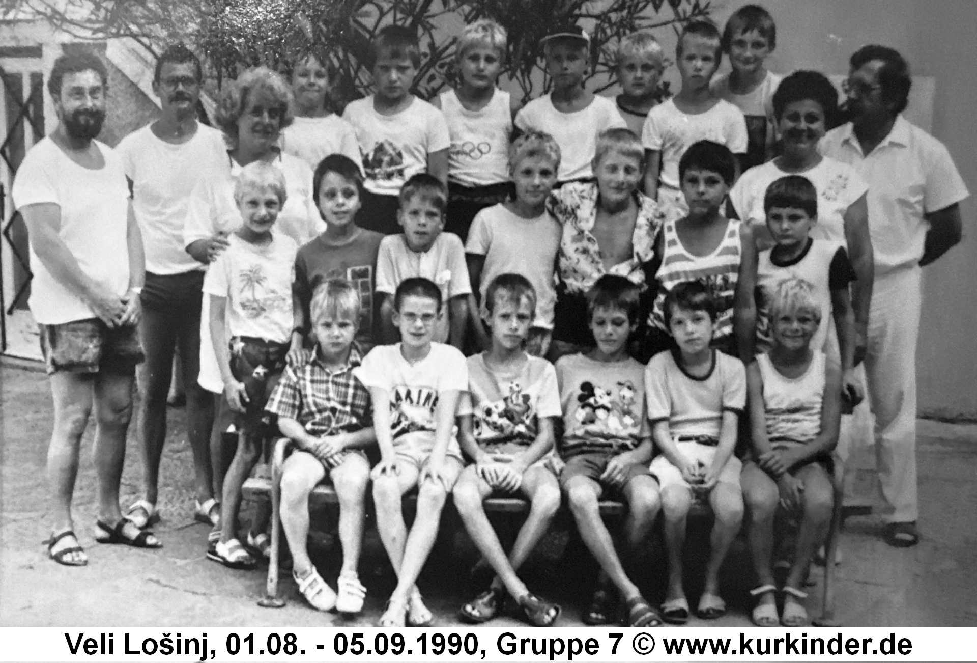 Wer gehört wohl zu diesem Gruppenbild?